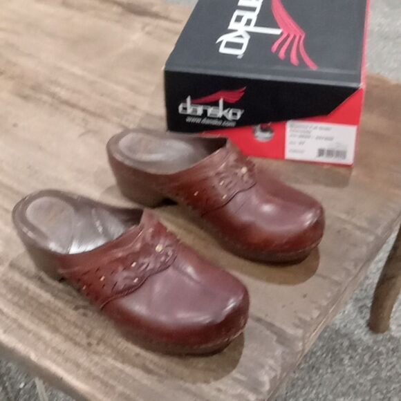 Dansko Shyanne Full Grain Chocolate brown clog with nail head detail size 37 - Picture 1 of 5